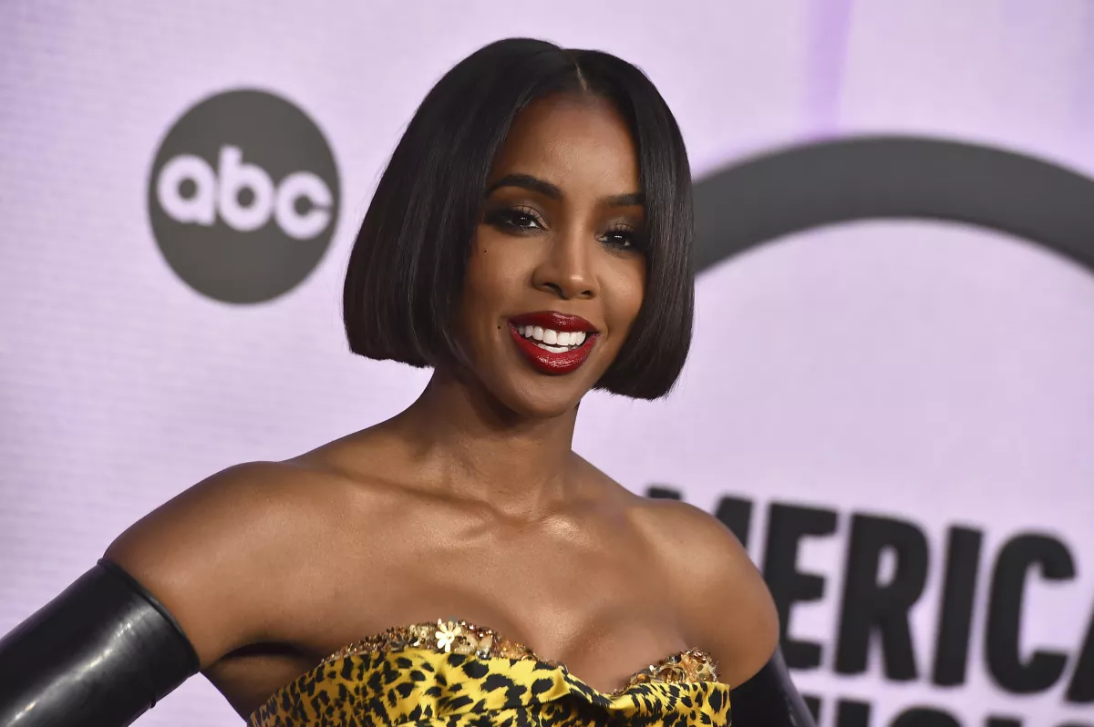 Kelly Rowland tells booing crowd to ‘chill out’ after Chris Brown wins AMA
