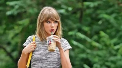 Singer Taylor Swift s preferred coffee is a grande 1696581385477 1706315366165
