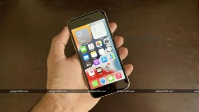 iphone se2022 front hand ndtv 1651231959561