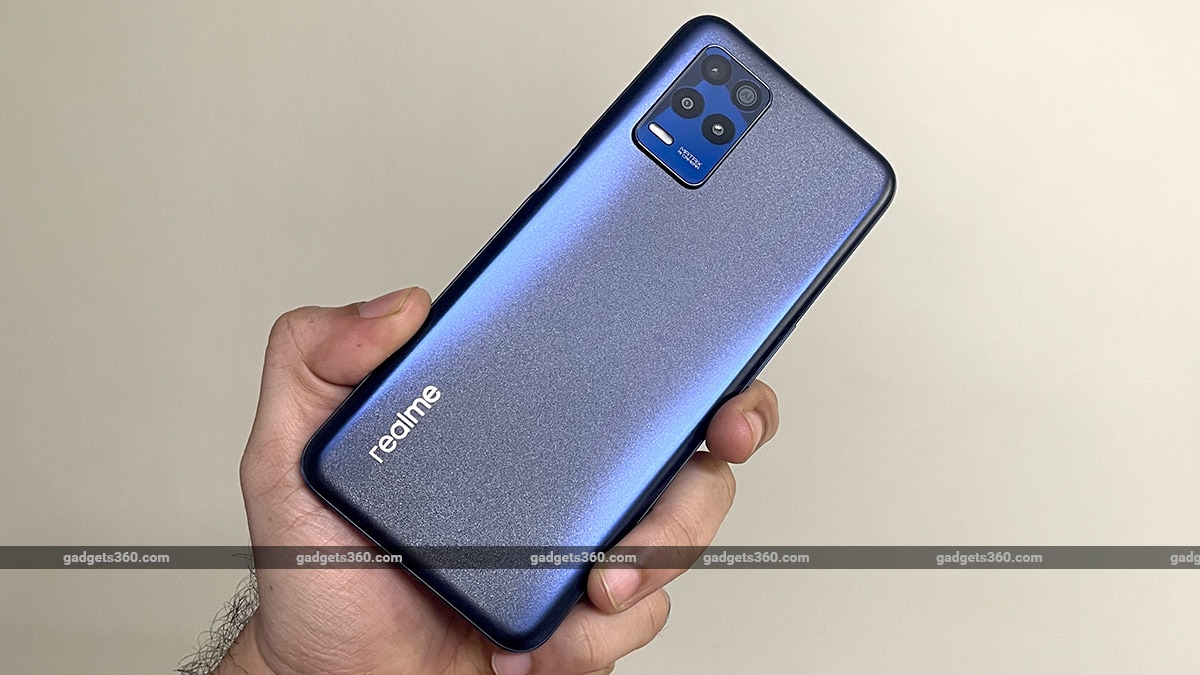 realme 8s5g universale blue cover gadgets360 1632912145261