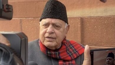 afuc9m3 farooq abdullah sings jeena yahan marna yahan at parliament complex 625x300 23 December 22